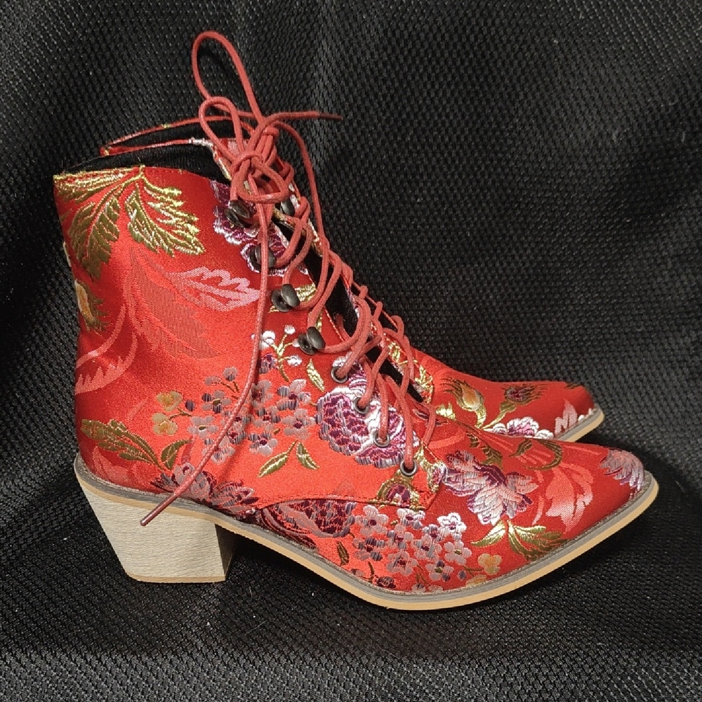 Elegant Floral Lace-Up Boots - Red